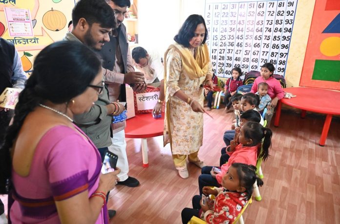 smiles-on-faces-after-receiving-toys-clothes-stationery-shramdaan-in-malviya-nagar-zone-today smiles-on-faces-after-receiving-toys-clothes-stationery-shramdaan-in-malviya-nagar-zone-today