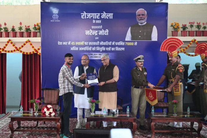Shekhawat handed over appointment letters to the youth Shekhawat handed over appointment letters to the youth