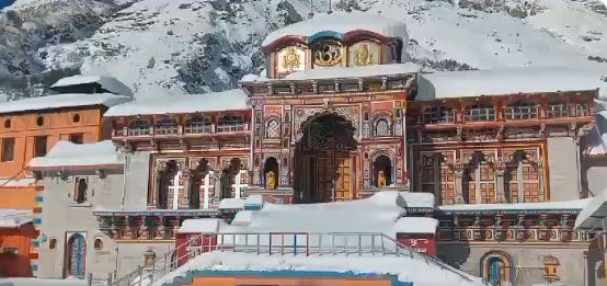 Badrinath Dham wrapped in snow sheet due to heavy snowfall Badrinath Dham wrapped in snow sheet due to heavy snowfall