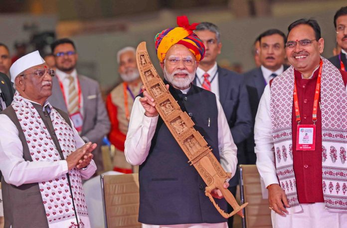 पीएम मोदी और सीएम भजनलाल पीएम मोदी और सीएम भजनलाल
