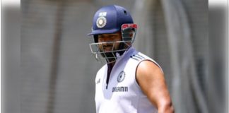 Captain Rohit was seen giving advice to Pant and not himself.