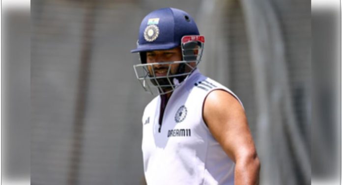 Captain Rohit was seen giving advice to Pant and not himself.