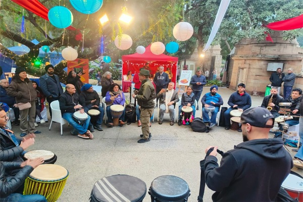 The sound of various musical instruments echoed in the Sunday market of Bikaner House. The sound of various musical instruments echoed in the Sunday market of Bikaner House.