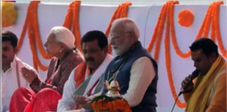 PM Modi reached Prayagraj, met saints, worshiped at Sangam