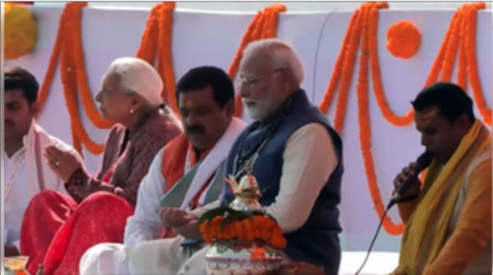 PM Modi reached Prayagraj, met saints, worshiped at Sangam PM Modi reached Prayagraj, met saints, worshiped at Sangam