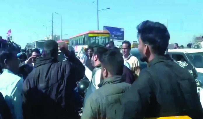 People stuck in traffic got angry People stuck in traffic got angry