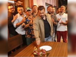 Salman Khan turns 59, 'Bhaijaan' seen with family
