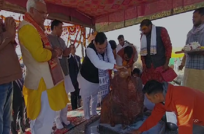 Chief Minister Bhajanlal Sharma offered prayers at Shrinathji temple, reached with father and sons. Chief Minister Bhajanlal Sharma offered prayers at Shrinathji temple, reached with father and sons.