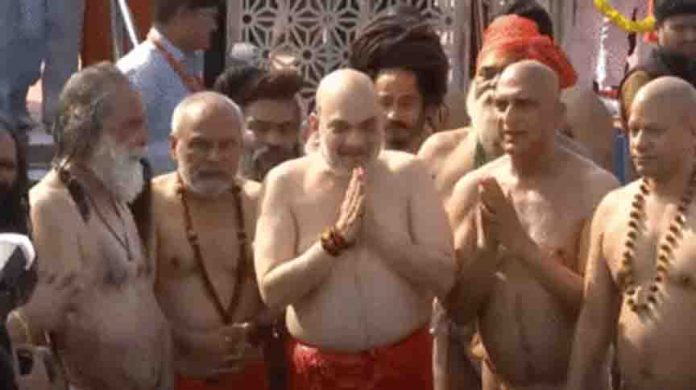 Home Minister Amit Shah took a dip of faith in Kumbh along with CM Yogi and saints. Home Minister Amit Shah took a dip of faith in Kumbh along with CM Yogi and saints.