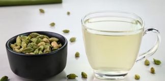 गर्म पानी में इलायची
