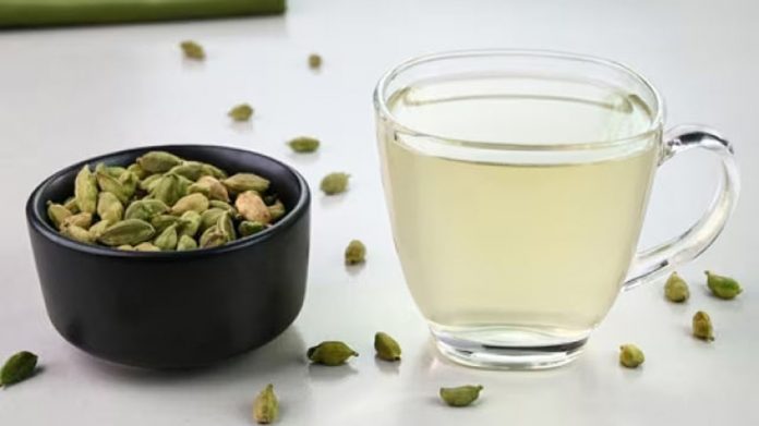 गर्म पानी में इलायची