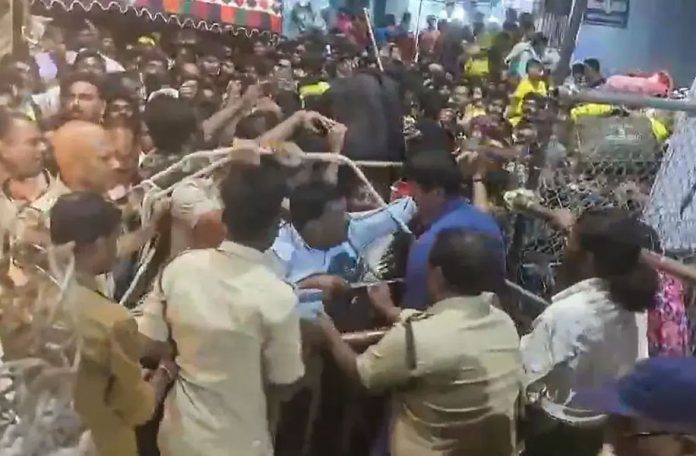 तिरुपति मंदिर में भगदड़ तिरुपति मंदिर में भगदड़