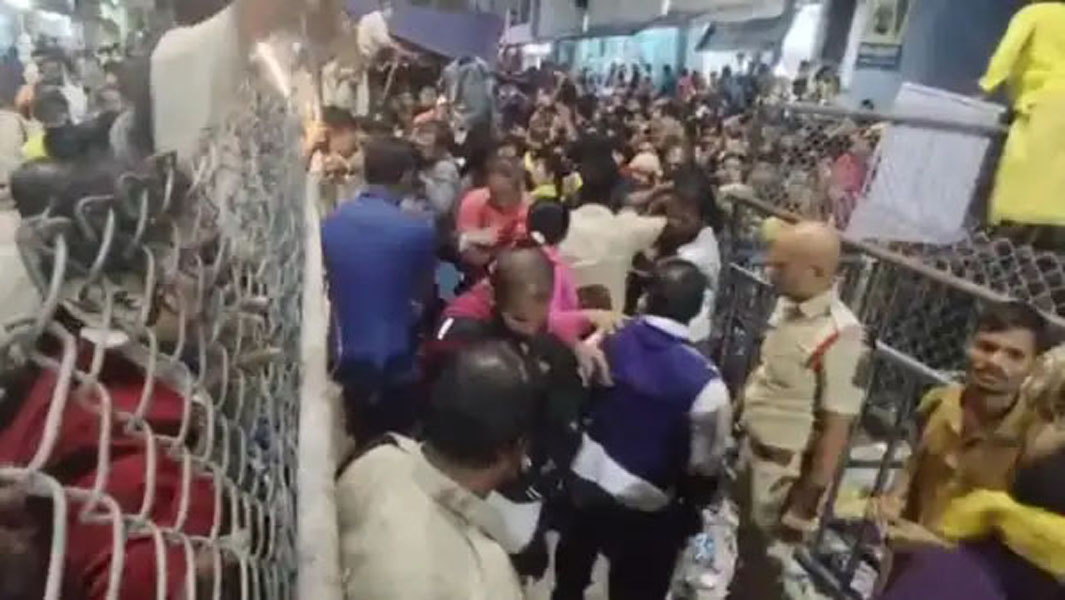तिरुपति मंदिर में भगदड़