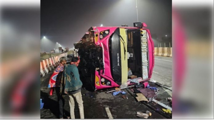 Sleeper bus overturns in Bhilwara, more than 24 people injured Sleeper bus overturns in Bhilwara, more than 24 people injured