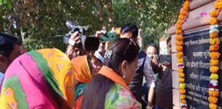 Vasundhara Raje paid floral tributes to Queen Mother Vijaya Raje Scindia by paying tribute to her.