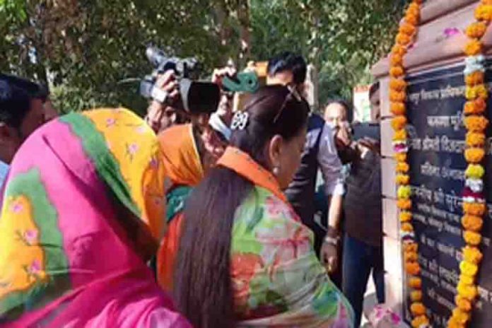 Vasundhara Raje paid floral tributes to Queen Mother Vijaya Raje Scindia by paying tribute to her. Vasundhara Raje paid floral tributes to Queen Mother Vijaya Raje Scindia by paying tribute to her.