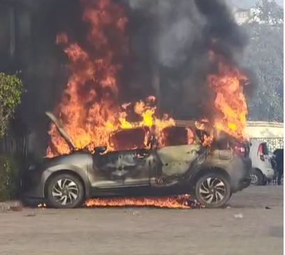 Fire broke out in a car parked in the parking lot due to unknown reasons, car burnt Fire broke out in a car parked in the parking lot due to unknown reasons, car burnt
