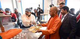 CM Yogi inaugurates 'Maa Ki Rasoi', full meal available for just Rs 9