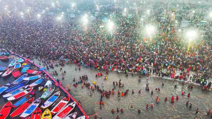 Crowd of faith and enthusiasm seen in the very first bath, devotees were mesmerized after seeing the divinity of Mahakumbh. Crowd of faith and enthusiasm seen in the very first bath, devotees were mesmerized after seeing the divinity of Mahakumbh.