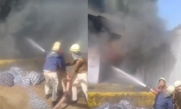 Loss worth lakhs due to fire in mattress warehouse in Jaipur, three firefighters brought it under control. Loss worth lakhs due to fire in mattress warehouse in Jaipur, three firefighters brought it under control.