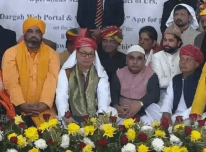 Prime Minister Modi's chadar offered at Ajmer Dargah, prayers sought for peace and tranquility of the country Prime Minister Modi's chadar offered at Ajmer Dargah, prayers sought for peace and tranquility of the country