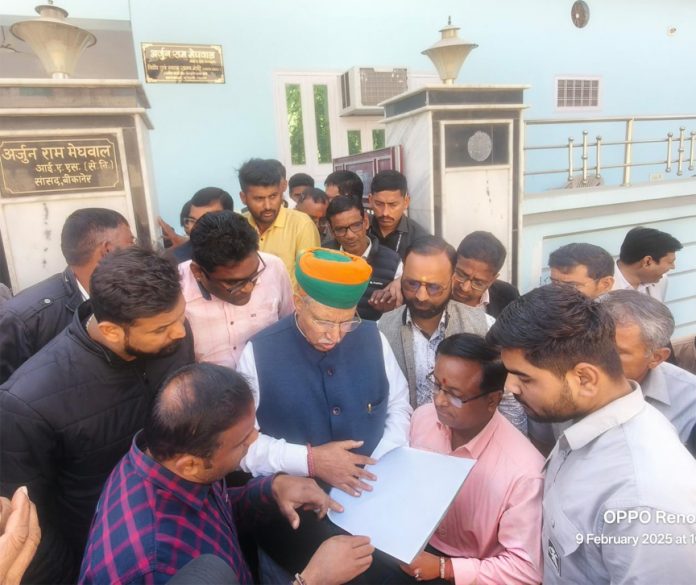 राजस्थानी भाषा को 8 वीं अनुसूची में शामिल करने व राजभाषा घोषित करवाने को लेकर राजस्थानी मोट्यार परिषद बीकानेर का प्रतिनिधिमंडल मिला केंद्रीय मंत्री अर्जुनराम जी से।
