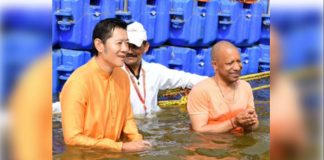 Bhutan King took a dip of faith in Sangam, CM Yogi was present
