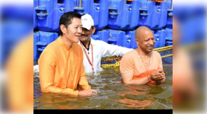 Bhutan King took a dip of faith in Sangam, CM Yogi was present