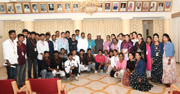Students of Master Dinanath Mangeshkar College, Latur met the Governor Students of Master Dinanath Mangeshkar College, Latur met the Governor