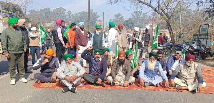 किसान यूनियन बीकेयू कादियां के किसानों ने समराला में वन रेंज कार्यालय के बाहर सड़क जाम कर धरना दिया किसान यूनियन बीकेयू कादियां के किसानों ने समराला में वन रेंज कार्यालय के बाहर सड़क जाम कर धरना दिया