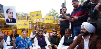 AAP MLAs' protest continues outside the gate of Delhi Assembly, accusing BJP of dictatorship