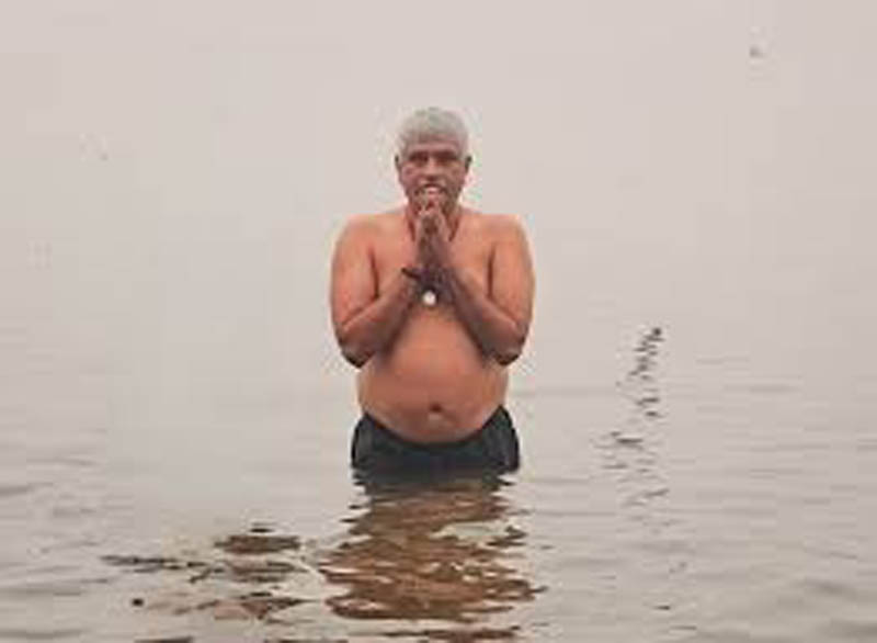 केंद्रीय संस्कृति और पर्यटन मंत्री गजेंद्र सिंह शेखावत.. कुंभ स्नान 
