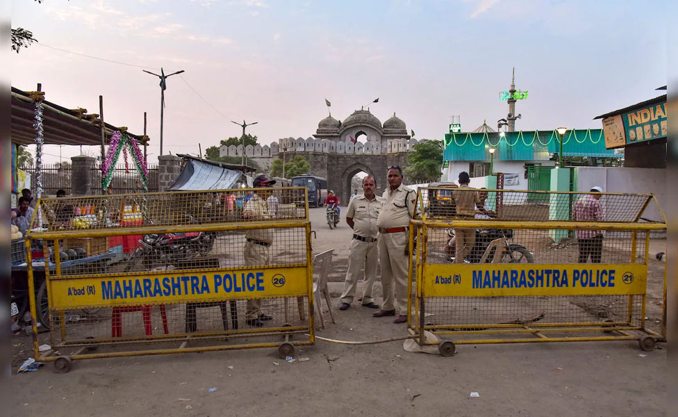 औरंगजेब की कब्र हटाने की मांग
