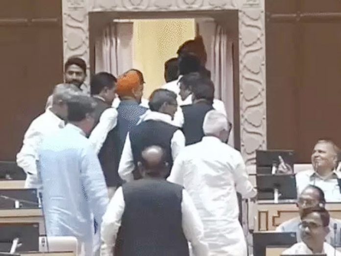 कांग्रेस का विधानसभा से वॉकआउट कांग्रेस का विधानसभा से वॉकआउट