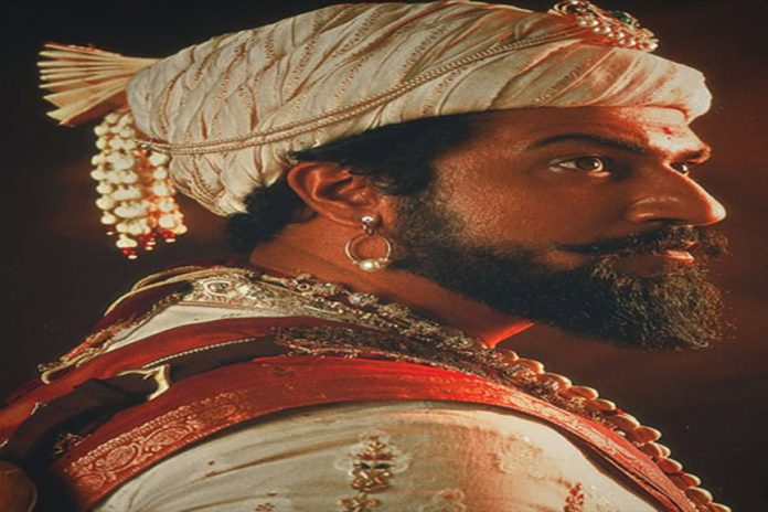 Vicky Kaushal looks extremely dangerous in the look test of 'Chava' Vicky Kaushal looks extremely dangerous in the look test of 'Chava'
