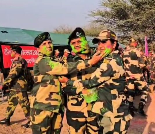 बीएसएफ जवानों रंगों का पर्व हर्ष