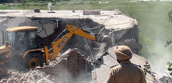 नशा तस्कर के अवैध कब्जे पर चला प्रशासन का पीला पंजा नशा तस्कर के अवैध कब्जे पर चला प्रशासन का पीला पंजा