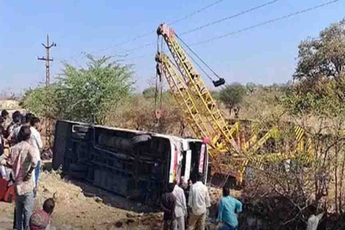 13 यात्री घायल 13 यात्री घायल