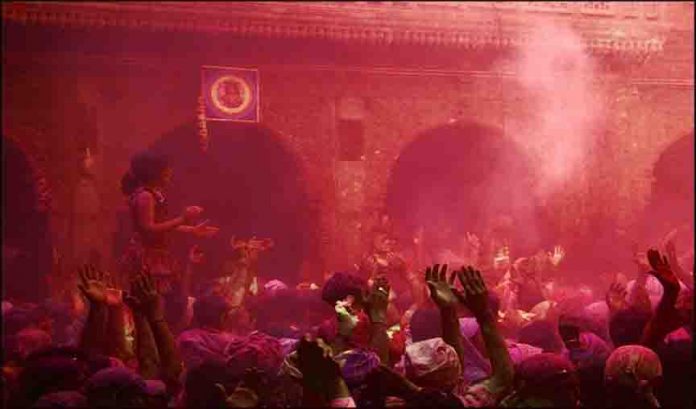 Holi is played in a grand manner in these famous temples of Mathura-Vrindavan.