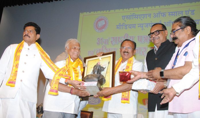 वरिष्ठ पत्रकार आर.के. जैन वरिष्ठ पत्रकार आर.के. जैन
