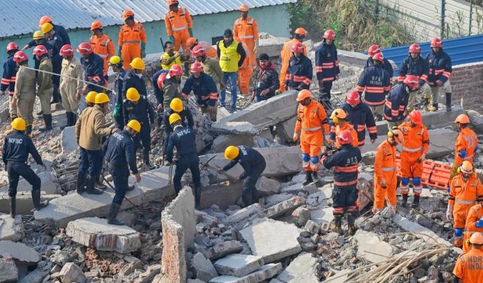 मलबे में दबे लोगों की तलाश मलबे में दबे लोगों की तलाश