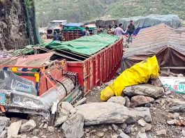 जम्मू कश्मीर में भारी बारिश और आंधी तूफान