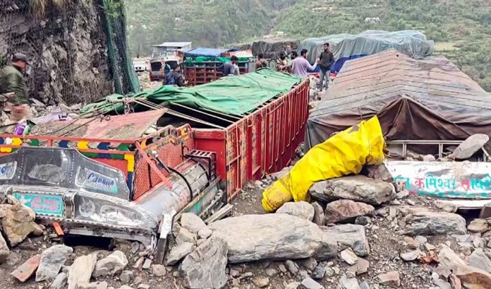 जम्मू कश्मीर में भारी बारिश और आंधी तूफान