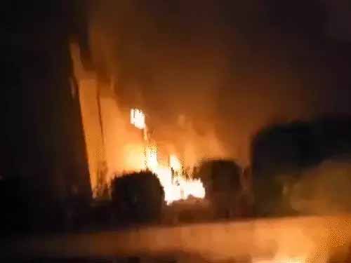 तस्वीर पाकिस्तान के पंजाब में स्थित तैयब मस्जिद की है। एयर स्ट्राइक में इसे भी नुकसान पहुंचा।।