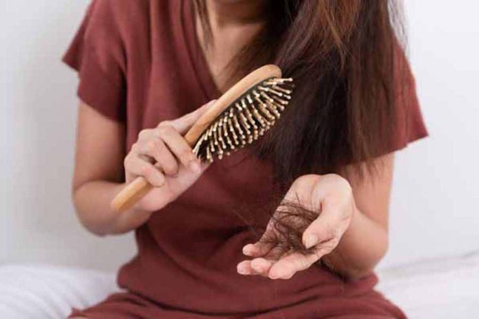 बालों को टूटने से कैसे रोकें बालों को टूटने से कैसे रोकें