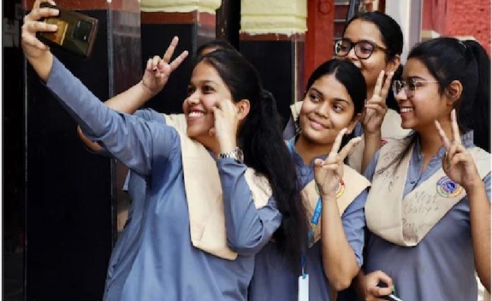 छात्राओं का शानदार प्रदर्शन छात्राओं का शानदार प्रदर्शन