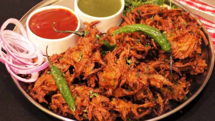 प्याज के क्रिस्पी पकौड़े प्याज के क्रिस्पी पकौड़े