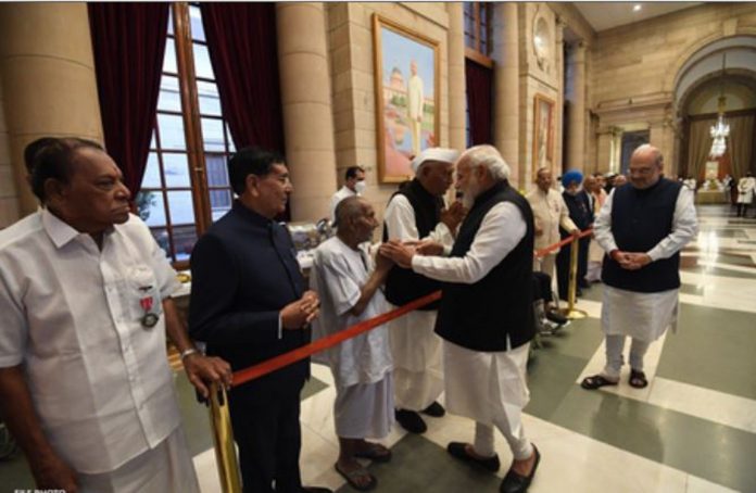 पीएम मोदी पीएम मोदी