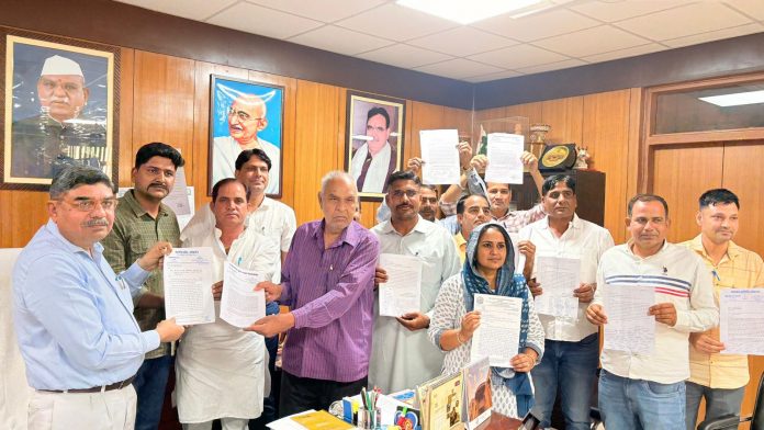 कुलपति को ज्ञापन सौंपा कुलपति को ज्ञापन सौंपा