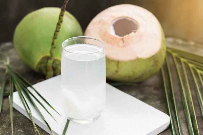 नारियल पानी नारियल पानी